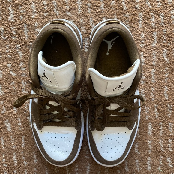 Women’s Air Jordan 1 Low SE ‘Light Olive’ - Picture 2 of 8